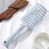 Pieptene de masaj gol cu mâner