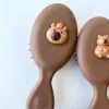 Pieptene de masaj cu mâner „Capibara”