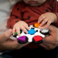 Сенсорная игрушка Baby Einstein Curiosity Clutch Twist & Pop foto