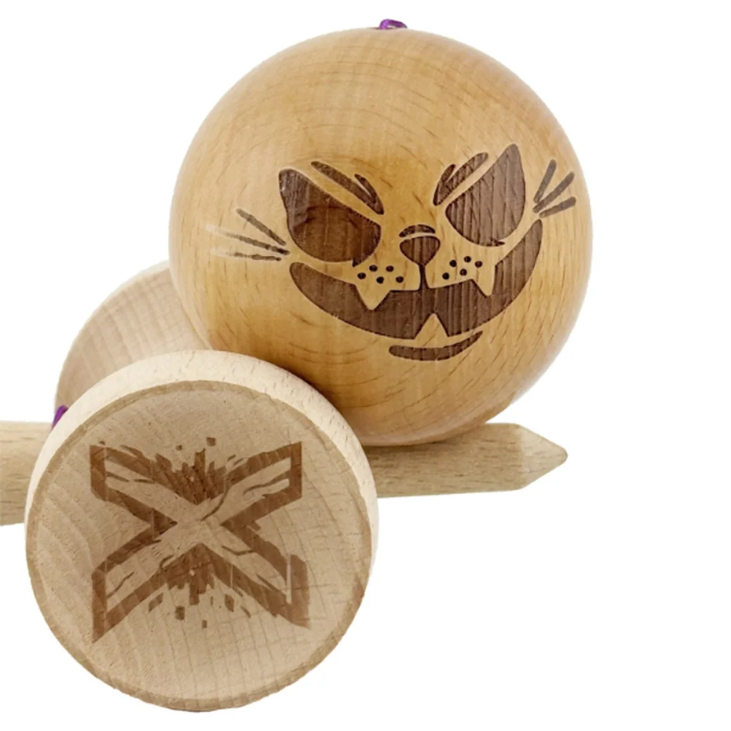 «Kendama Super Sticky X Original», rulment metalic, ața 62/65 cm, King size 7.5 x 6 x 18 cm, motan nebun