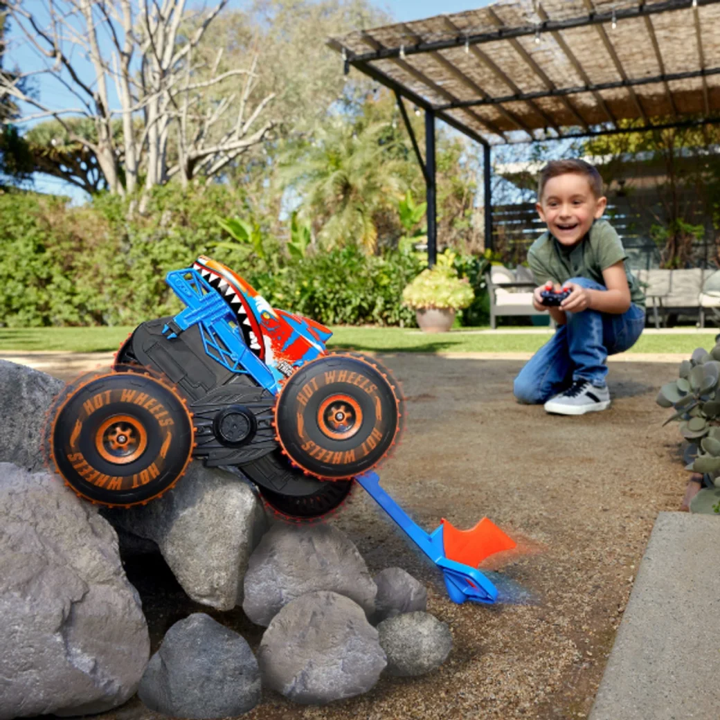 Mașină off-road cu telecomandă 1:15 Hot Wheels Monster Trucks „Rechin-tigru"