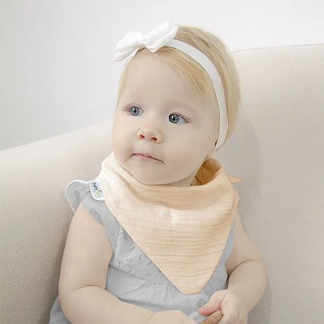 Set baveta cu doua fete din muselina cu jucarie dentitie BabyJem Bej