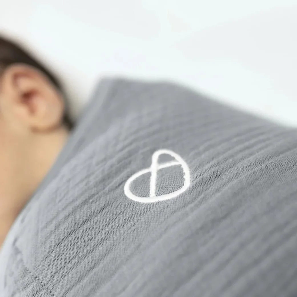 Sistem de infasare Ingenuity Swaddle Me Granite din muselina (0-3 luni)