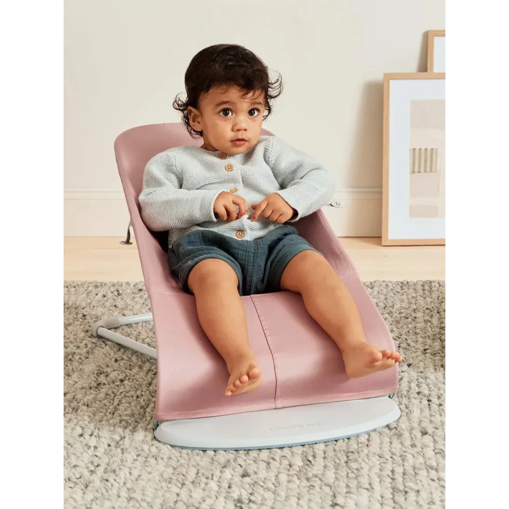 Кресло-шезлонг BabyBjorn Bliss Dusty Pink, хлопок с развивающий игрушкой foto
