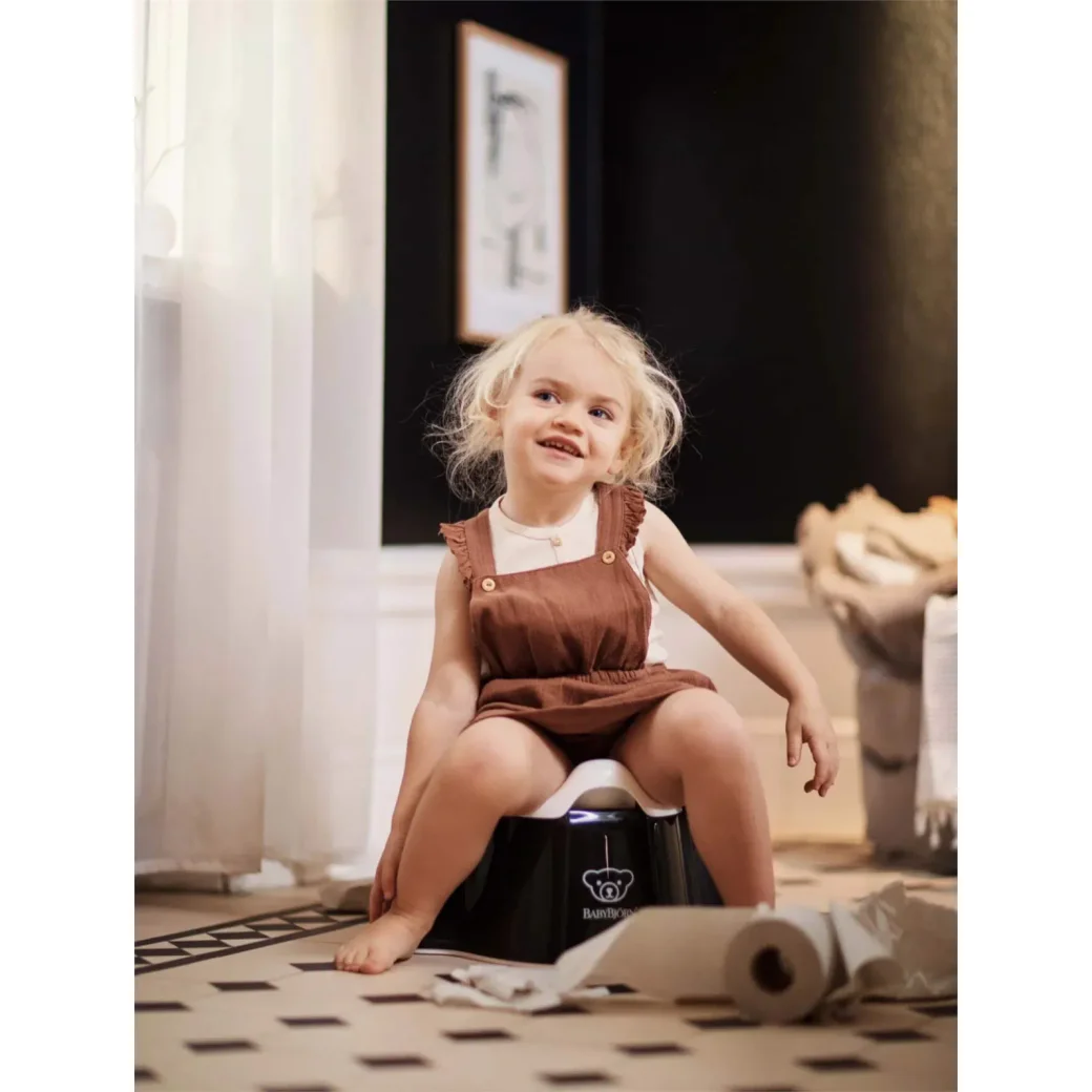 Горшок-кресло BabyBjorn Potty Chair Black/White foto