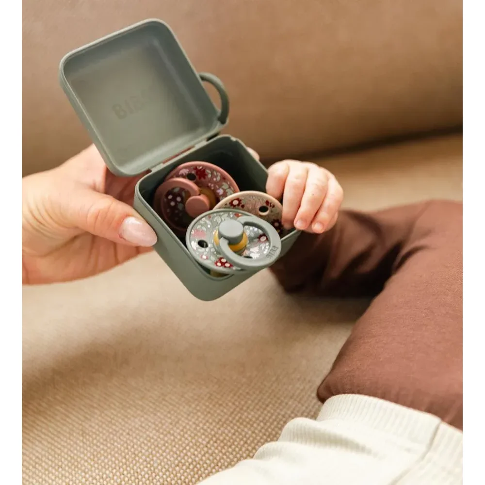 Многофункциональная коробка BIBS LIBERTY Chamomile Lawn Pine для хранения пустышек foto